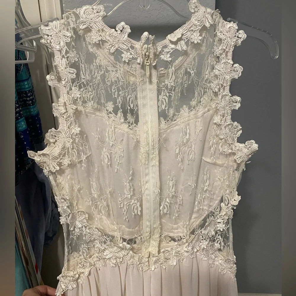 Brand new white, lace dress. Never worn! (Not right size) - Picture 3 of 5